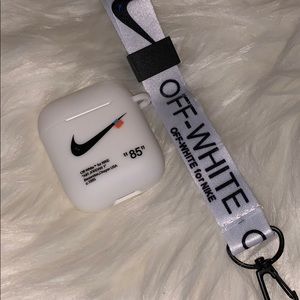 White AirPod Case 1/2